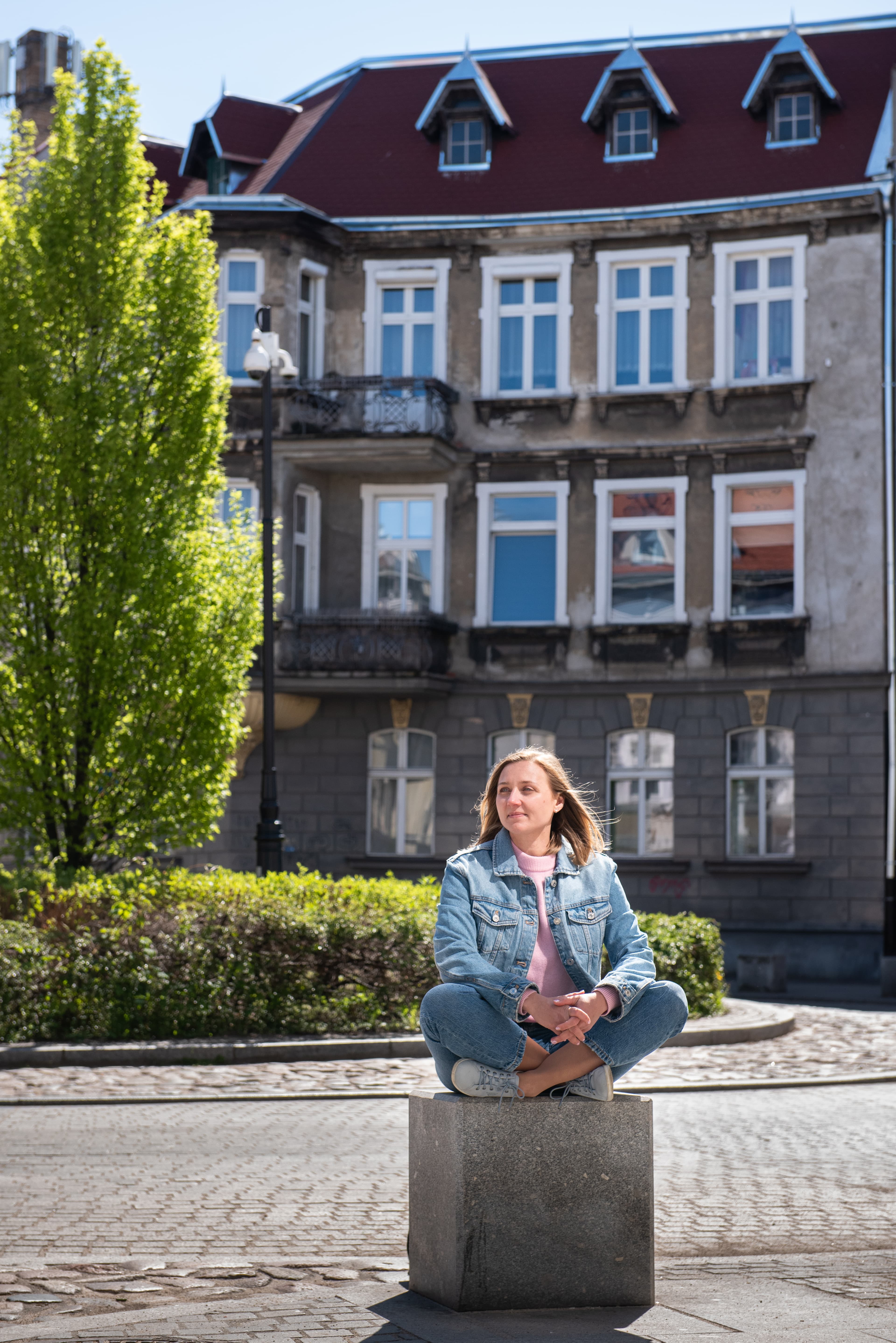 Postać kobiety siedzącej na monumencie