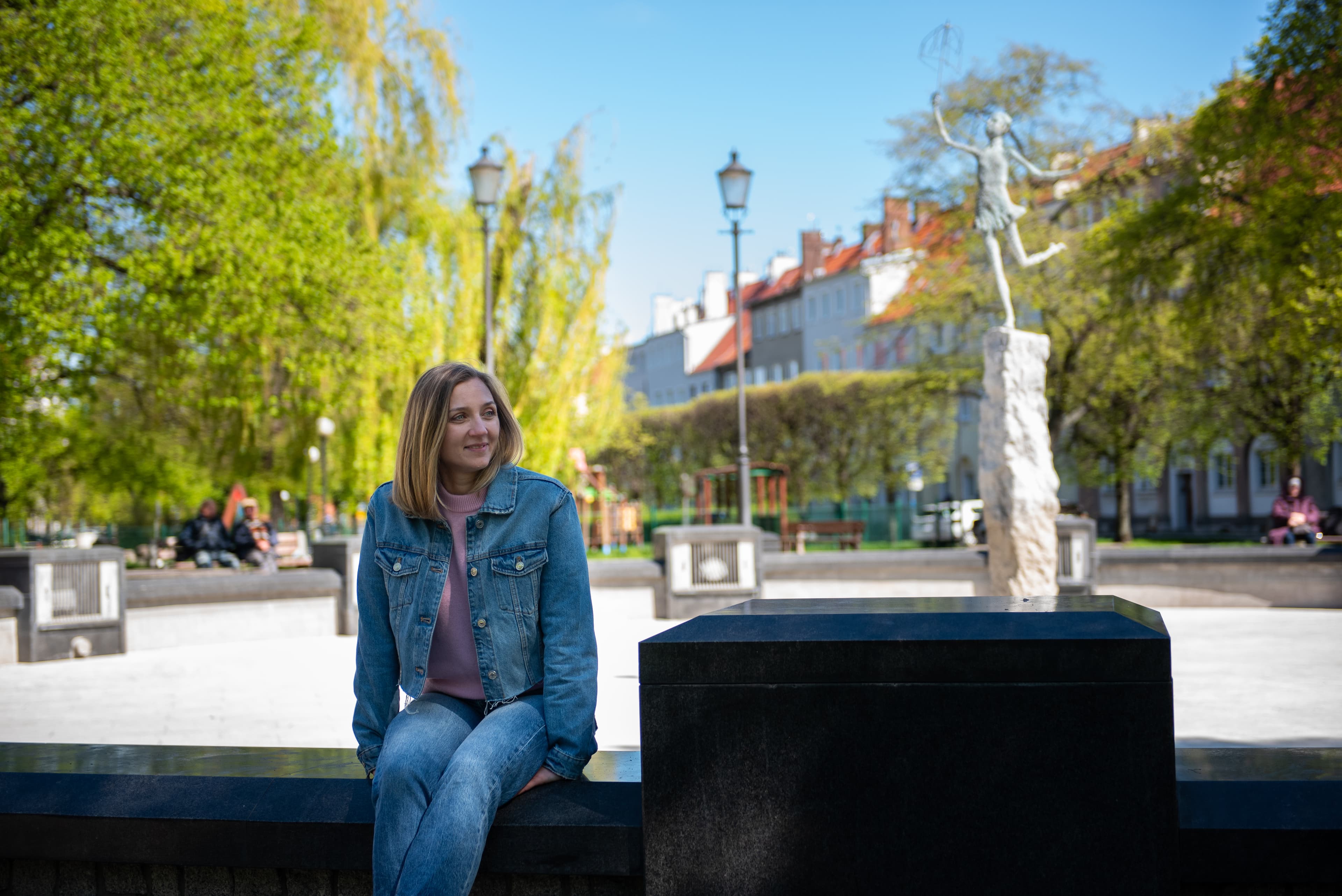 Postać kobiety siedzącej na monumencie